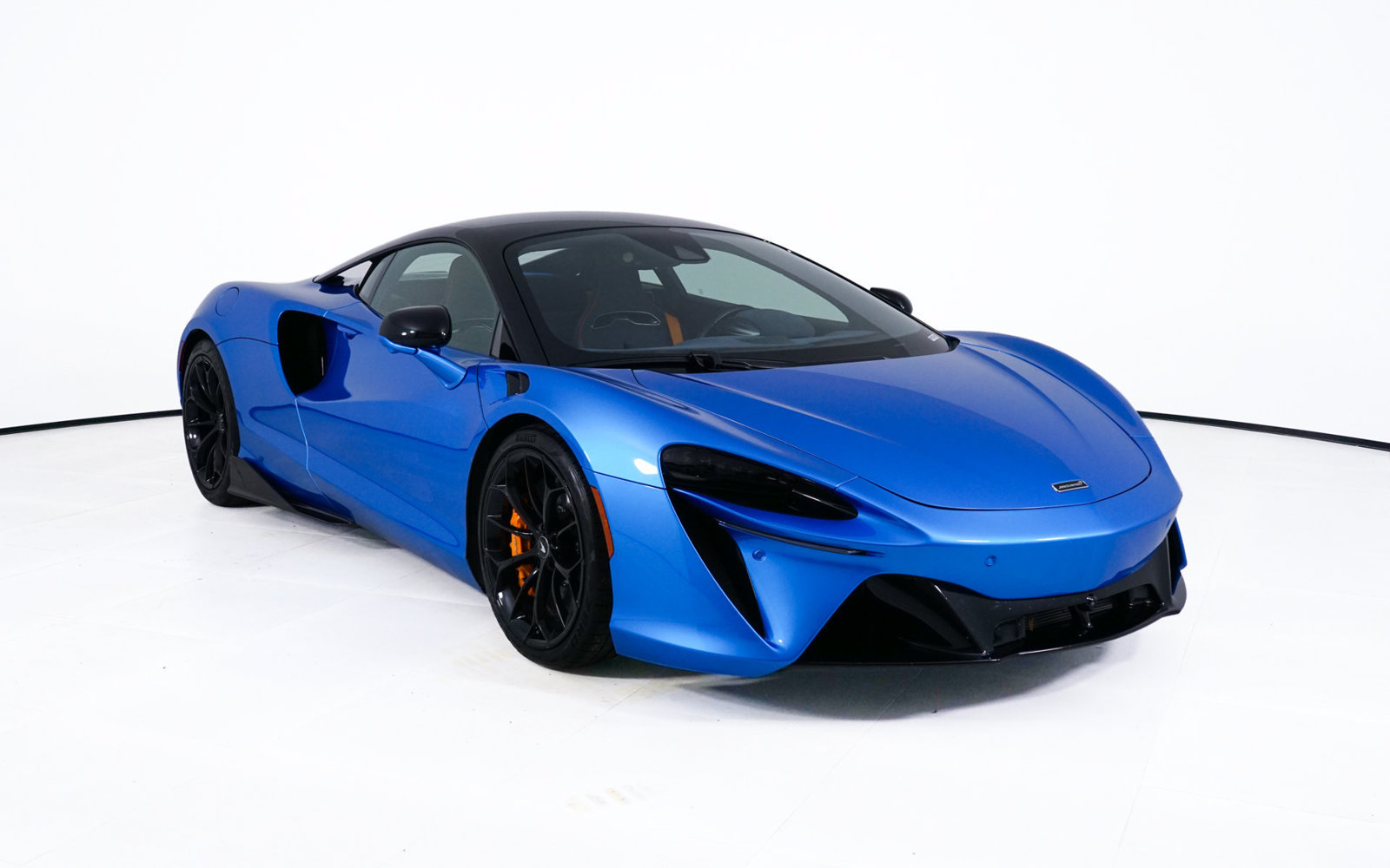 Used 2024 McLaren Artura RWD image 9