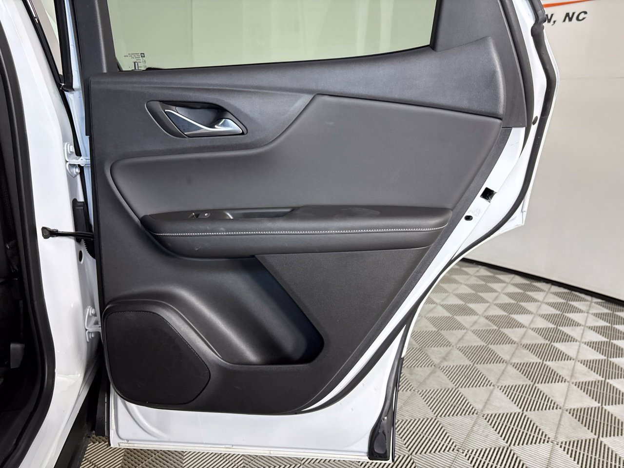 Used 2025 Chevrolet Blazer LT FWD image 25