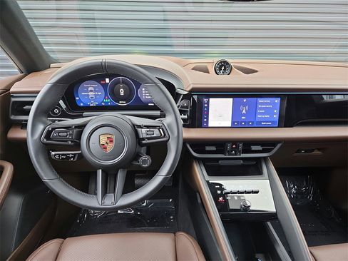 Used 2025 Porsche Macan Electric image 8