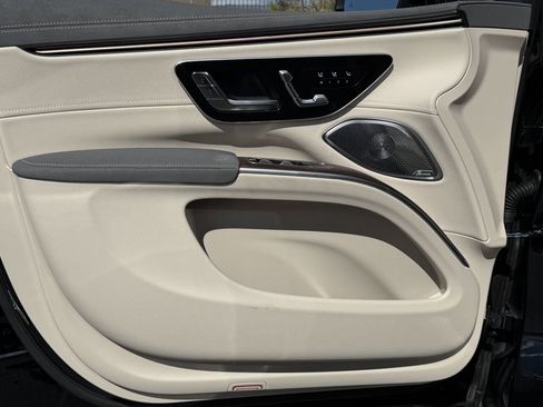 New 2026 Mercedes-Benz EQS 400 4MATIC SUV image 18