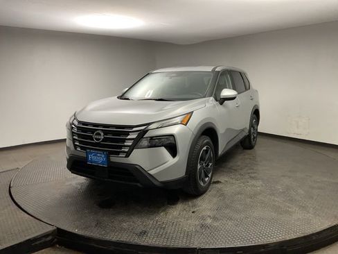 Used 2024 Nissan Rogue SV image 3