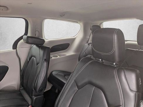 Used 2024 Chrysler Pacifica Touring-L FWD image 15