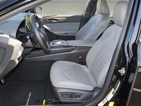 Used 2019 Toyota Avalon XSE image 9