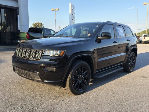 Used 2022 Jeep Grand Cherokee Laredo X AWD/4WD image 2
