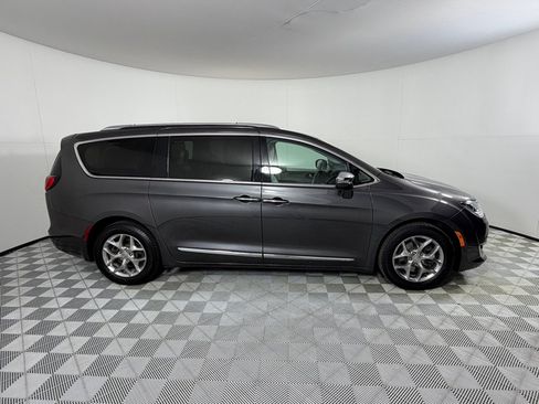 Used 2018 Chrysler Pacifica Limited FWD image 4
