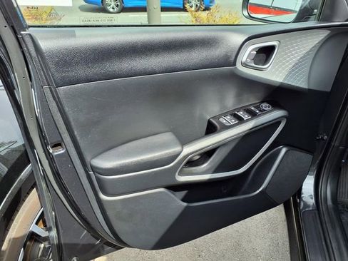 Used 2025 Kia Soul LX w/ LX Technology Package image 11
