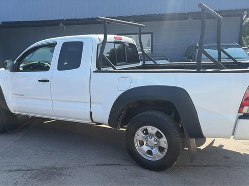 Used 2011 Toyota Tacoma 4x4 Access Cab V6 w/ Convenience Pkg image 2