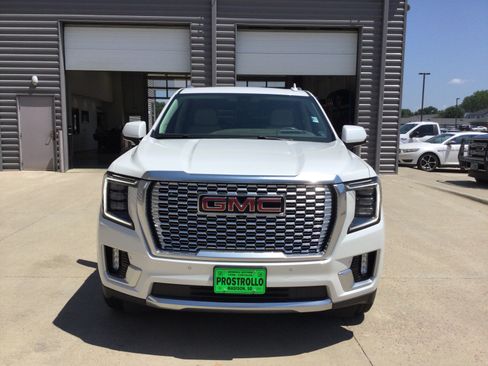 Used 2022 GMC Yukon Denali w/ Denali Premium Package AWD/4WD image 3