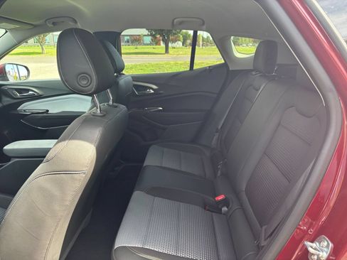 Used 2025 Chevrolet Trax LT w/ LT Convenience Package FWD image 24