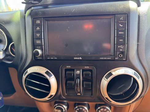 Used 2012 Jeep Wrangler Unlimited Sahara w/ Connectivity Group AWD/4WD image 31