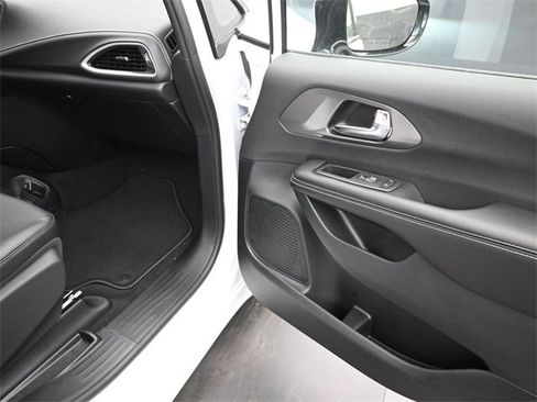 New 2026 Chrysler Pacifica Select image 23