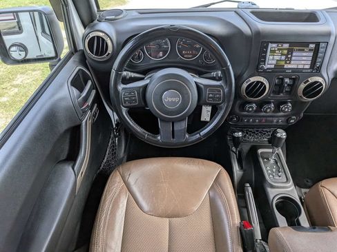 Used 2017 Jeep Wrangler Unlimited Sahara AWD/4WD image 15