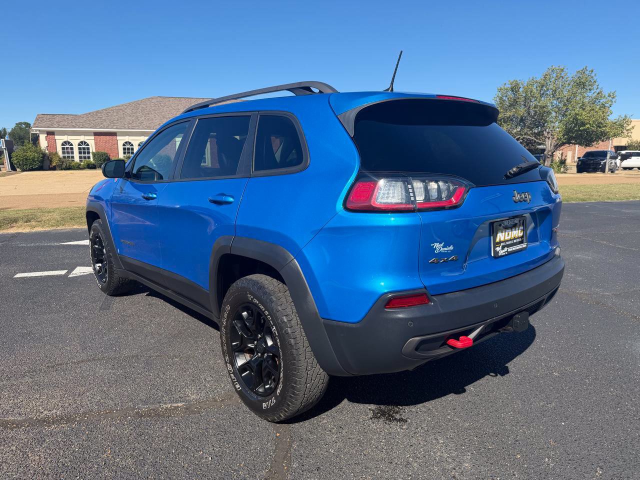Used 2019 Jeep Cherokee Trailhawk w/ Cold Weather Group AWD/4WD image 5