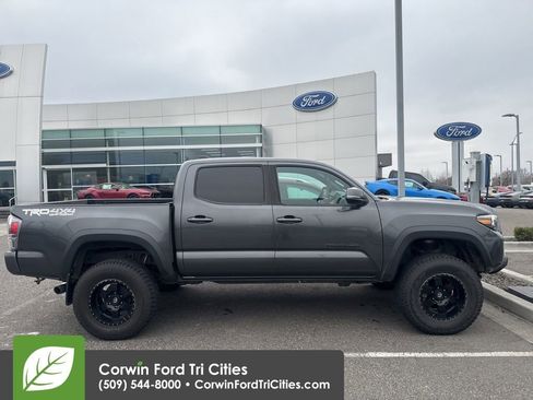 Used 2020 Toyota Tacoma TRD Off-Road w/ Technology Package image 3