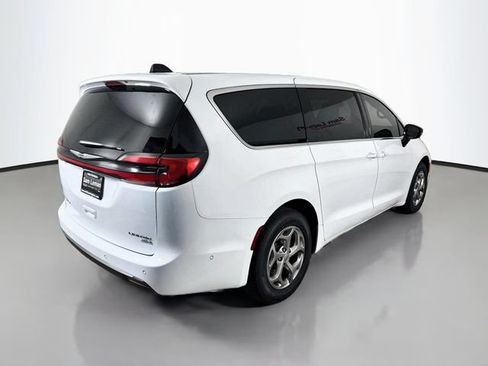 Used 2024 Chrysler Pacifica Limited AWD/4WD image 7
