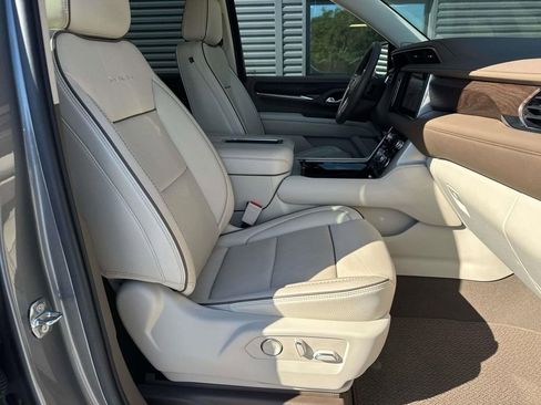 Used 2022 GMC Yukon Denali w/ Denali Premium Package image 16
