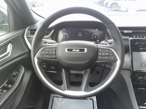 Used 2023 Jeep Grand Cherokee Altitude AWD/4WD image 19
