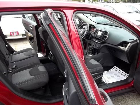 Used 2017 Jeep Cherokee Sport image 10