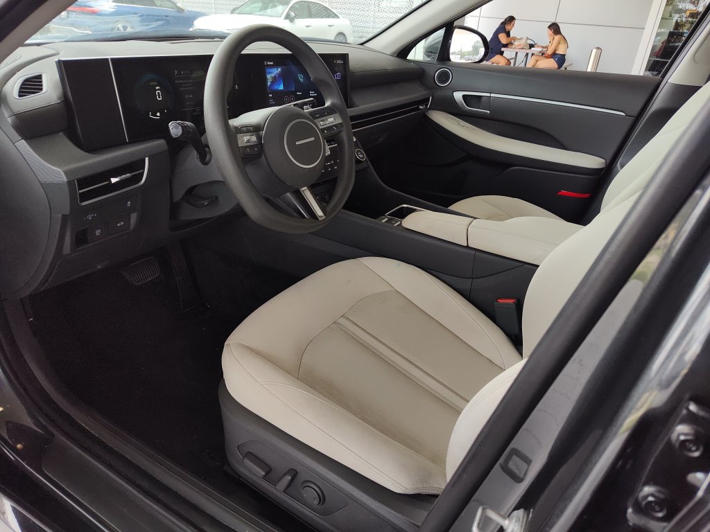 Used 2025 Hyundai Sonata SEL FWD image 2