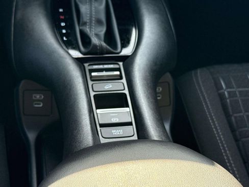 Used 2025 Honda HR-V LX image 18