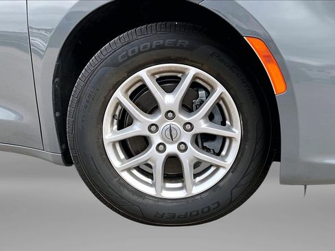 Used 2021 Chrysler Pacifica Touring-L image 8