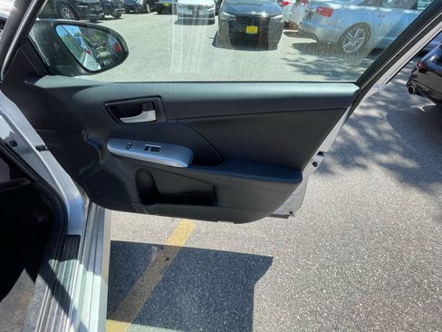 Used 2014 Toyota Camry SE w/ Moonroof Package FWD image 17