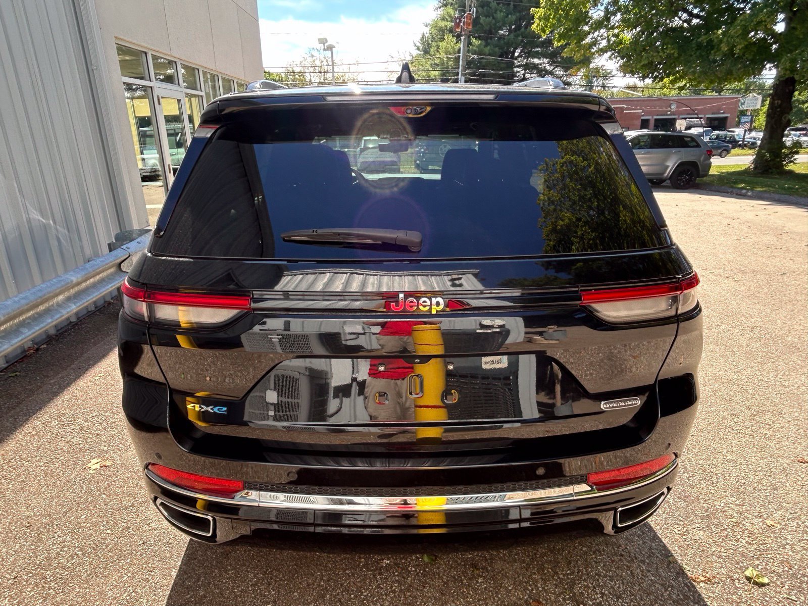 Used 2023 Jeep Grand Cherokee Overland w/ Luxury Tech Group IV AWD/4WD image 6