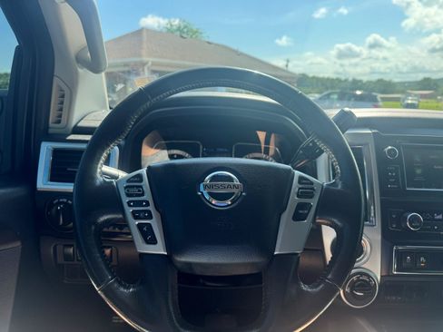 Used 2019 Nissan Titan SV w/ SV Convenience Package AWD/4WD image 12