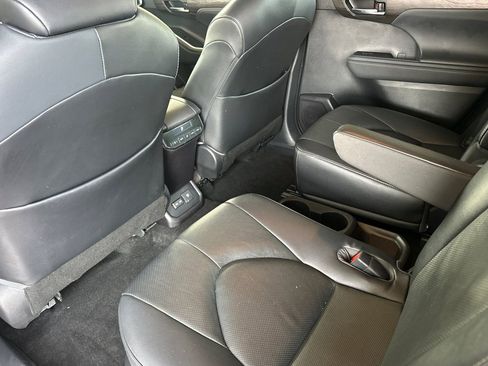 Used 2023 Toyota Highlander Limited image 14