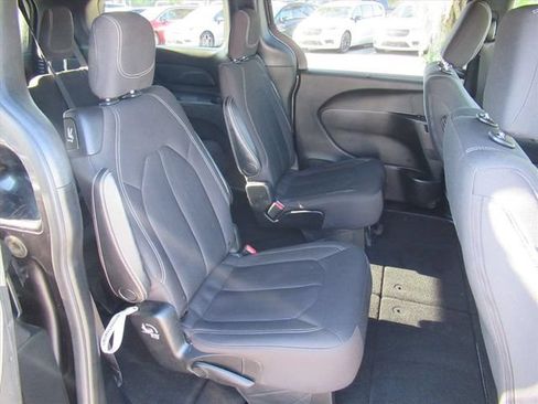 Used 2018 Chrysler Pacifica Touring Plus w/ S Appearance Package FWD image 28