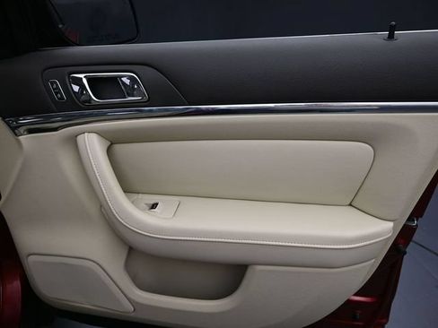 Used 2013 Lincoln MKS FWD image 31
