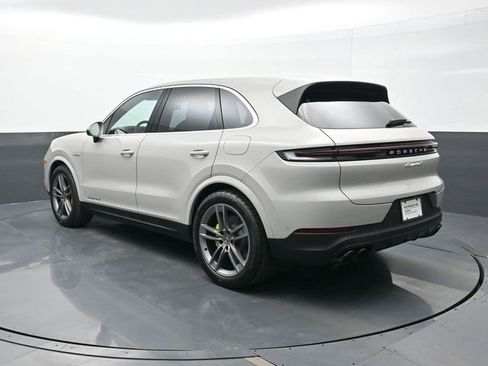 Certified 2025 Porsche Cayenne S AWD/4WD image 3