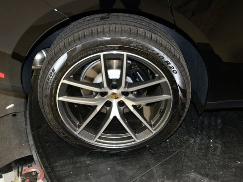 New 2026 Porsche Macan AWD/4WD image 17