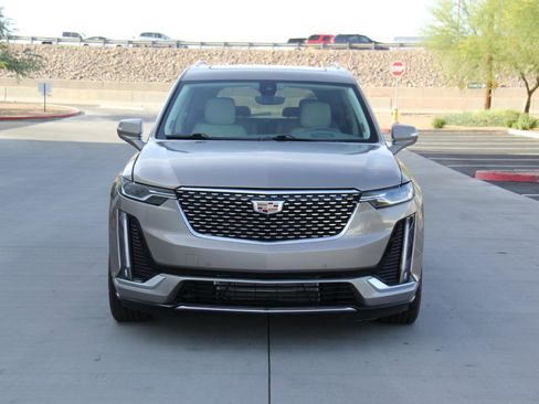Used 2022 Cadillac XT6 Premium Luxury w/ Technology Package FWD image 2