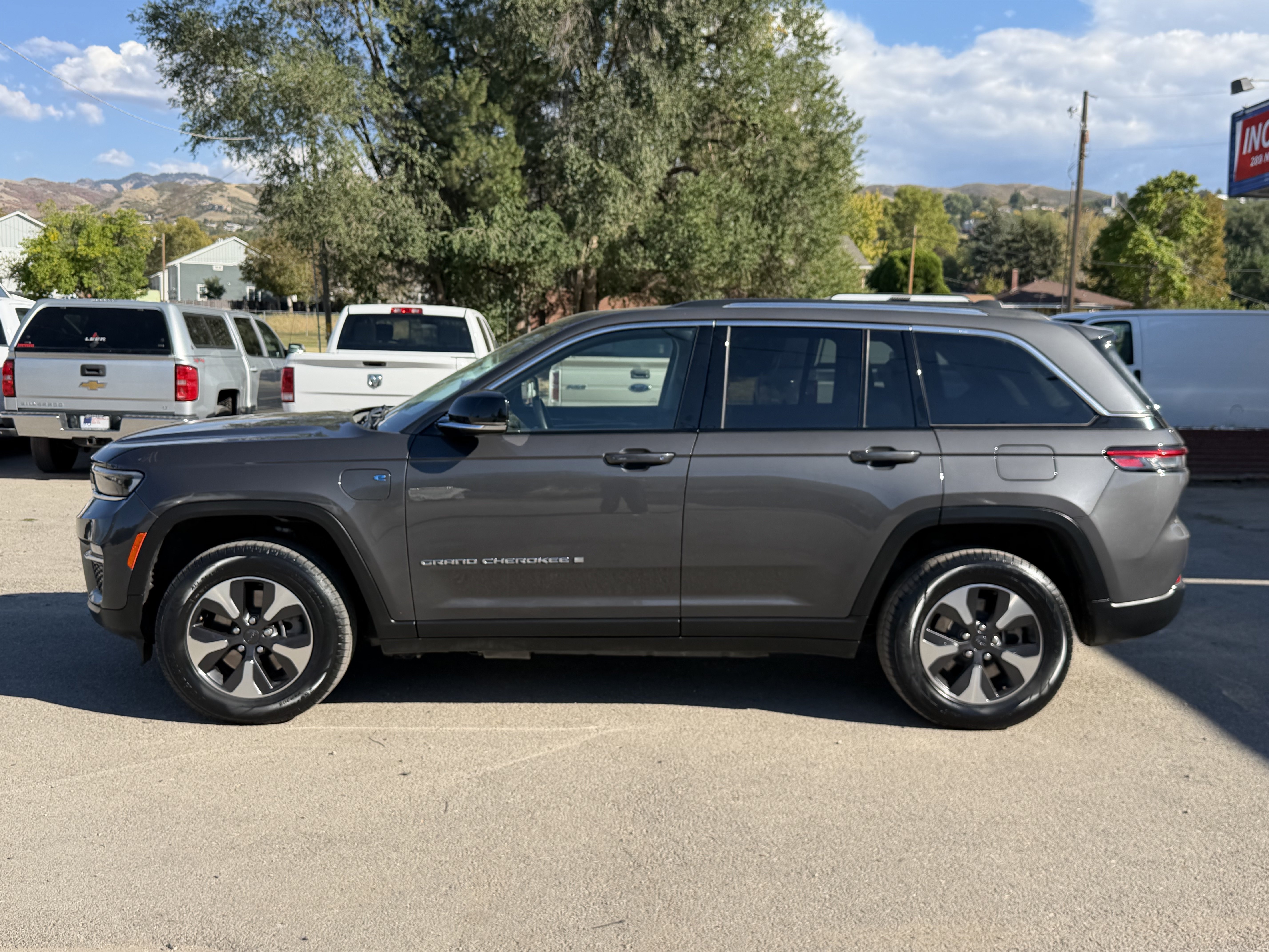 Used 2023 Jeep Grand Cherokee 4WD 4xe image 3