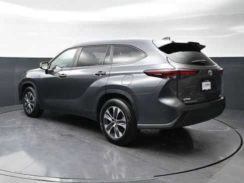 Used 2024 Toyota Highlander XLE image 7