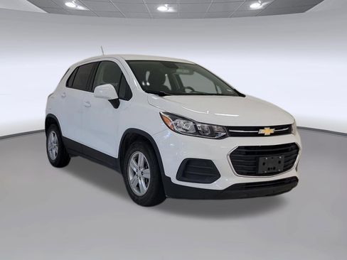 Used 2022 Chevrolet Trax LS w/ Tint and Cruise Package FWD image 5