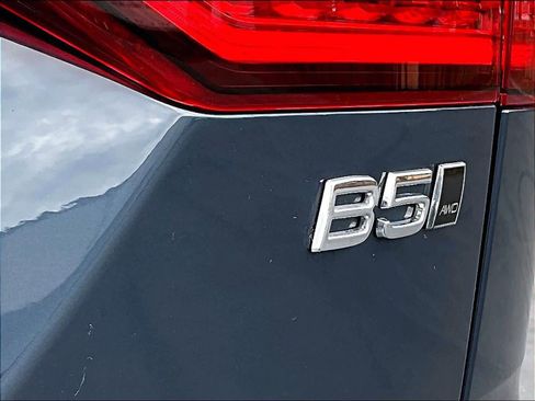 Used 2025 Volvo V60 B5 Cross Country Plus image 11
