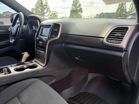 Used 2017 Jeep Grand Cherokee Laredo AWD/4WD image 19