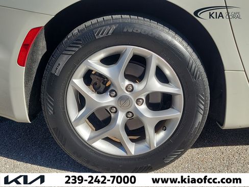 Used 2020 Chrysler Pacifica Touring-L image 9