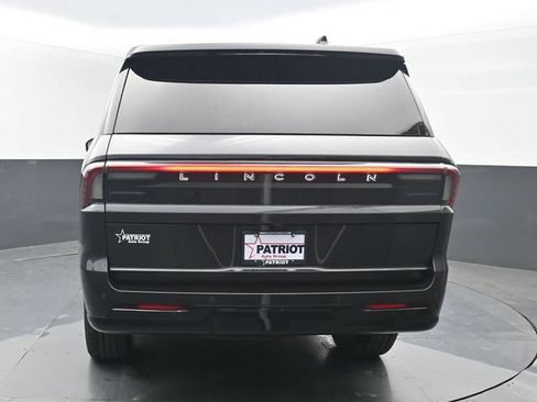 Used 2025 Lincoln Navigator Reserve AWD/4WD image 4