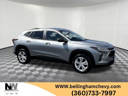 Used 2024 Chevrolet Trax LS w/ Driver Confidence Package FWD image 1