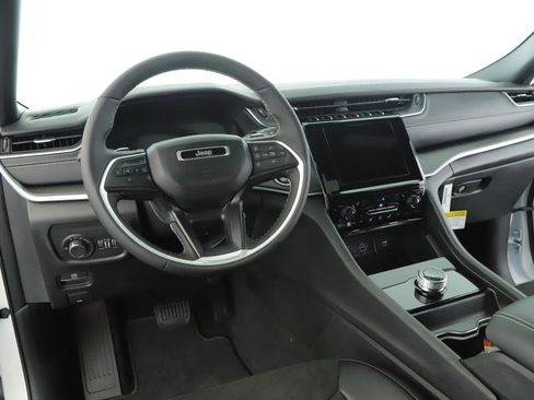 New 2025 Jeep Grand Cherokee Altitude image 2