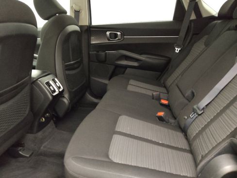 Used 2023 Kia Sorento LX image 18