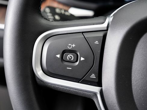 Used 2022 Volvo XC60 B5 Momentum w/ Advanced Package image 13