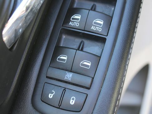 Used 2016 Dodge Grand Caravan SXT image 28