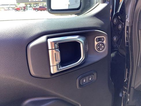 Used 2025 Jeep Wrangler Unlimited Rubicon 4xe w/ Convenience Group AWD/4WD image 9