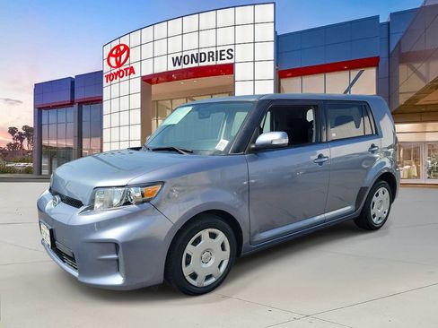 Used 2011 Scion xB FWD image 2