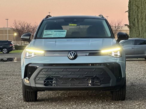 New 2026 Volkswagen Taos SE image 9