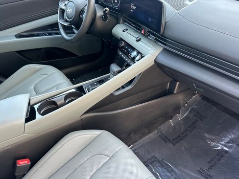 Certified 2025 Hyundai Elantra Limited image 18